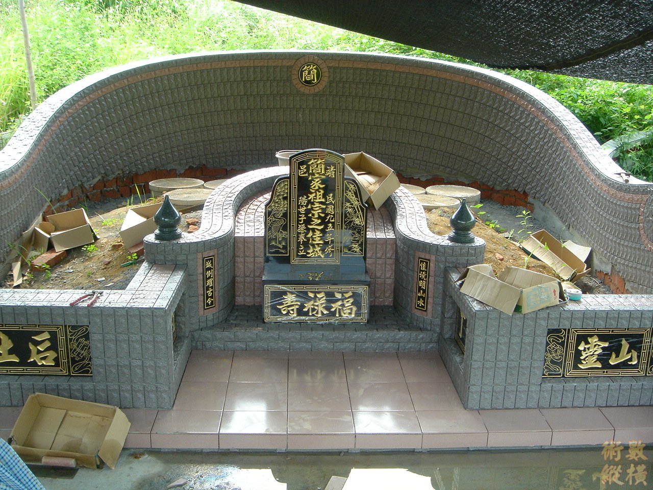 第一種為黑底凹陷金字