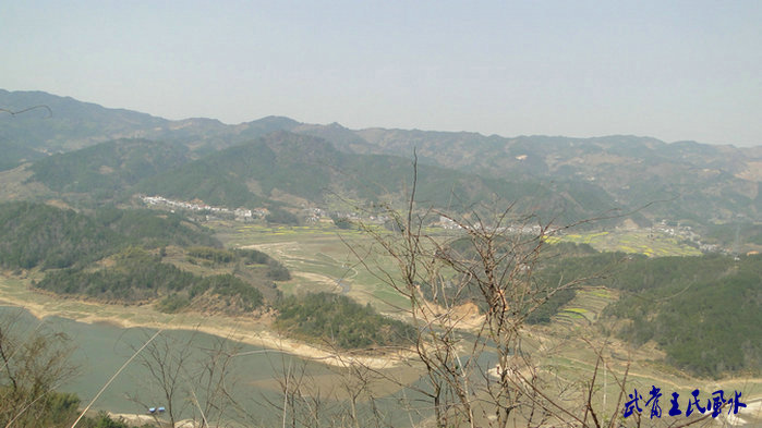 龙穴全图--玄武端正，中心出脉，明堂宽大两砂相抱，山水团聚