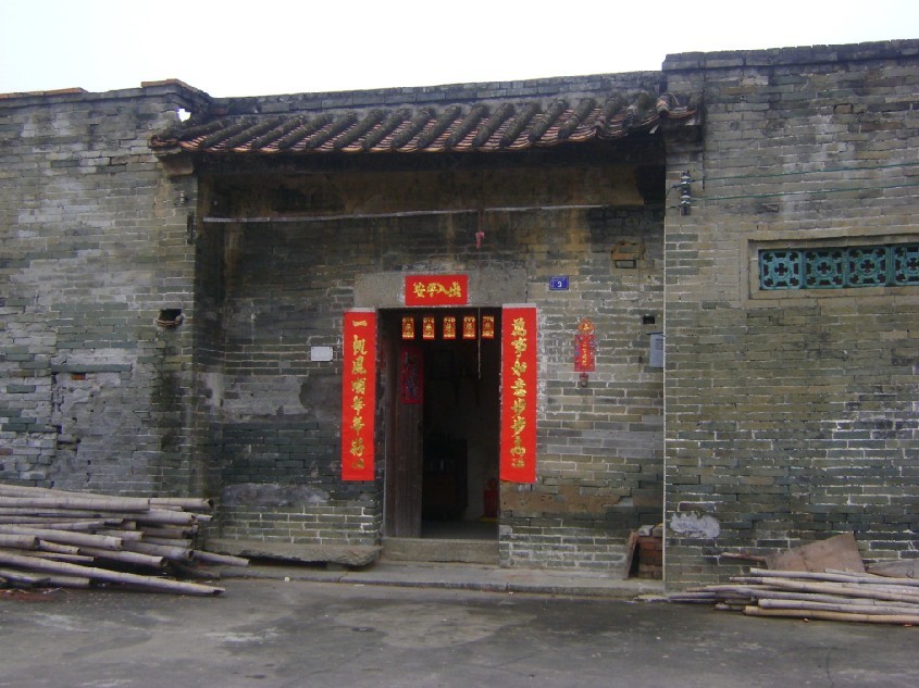 门楼旁的住宅亦是坐甲正针，右水倒左.jpg