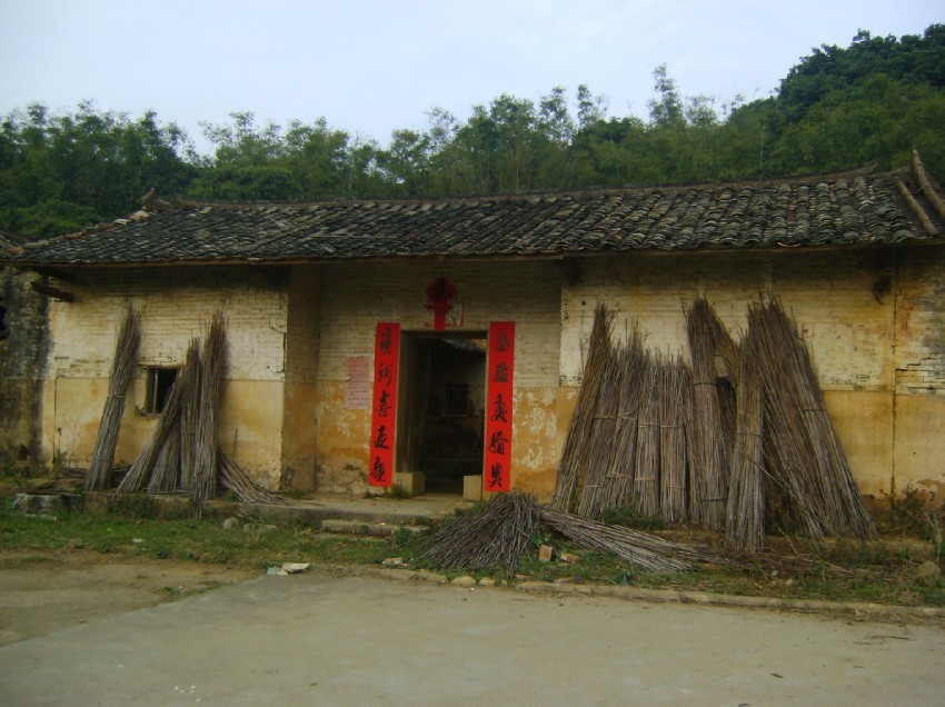 坐寅正针祠堂，左水倒右。.jpg