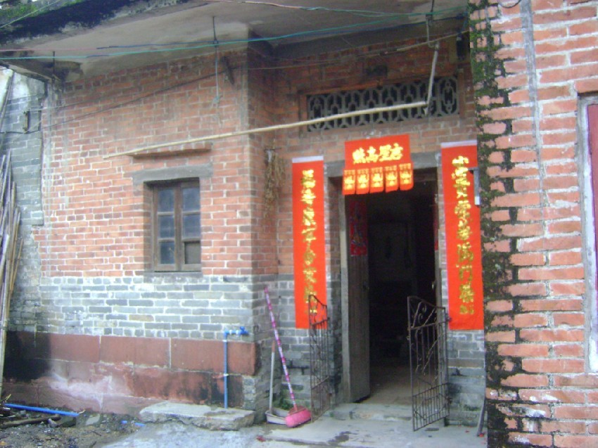丁兼未门楼旁边的住宅，坐丁正针，左水倒右.jpg
