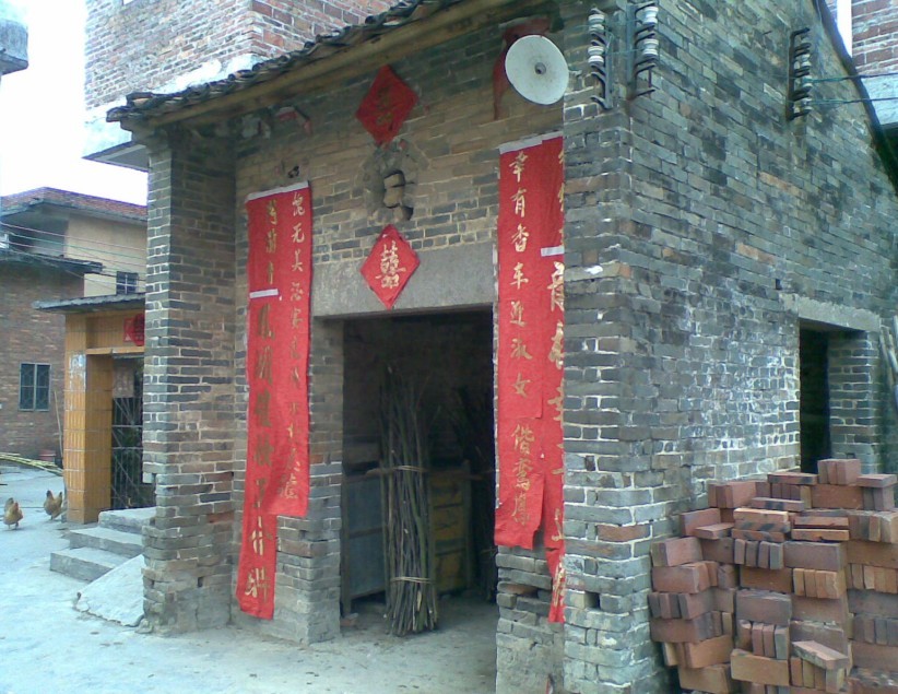 右边坤方门楼，坐壬兼亥，左右两水前出水口.jpg