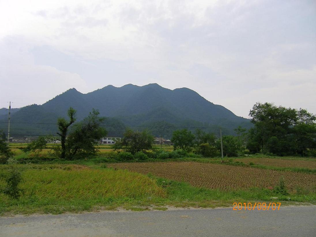 2.远看龙帐父母山峦头.JPG
