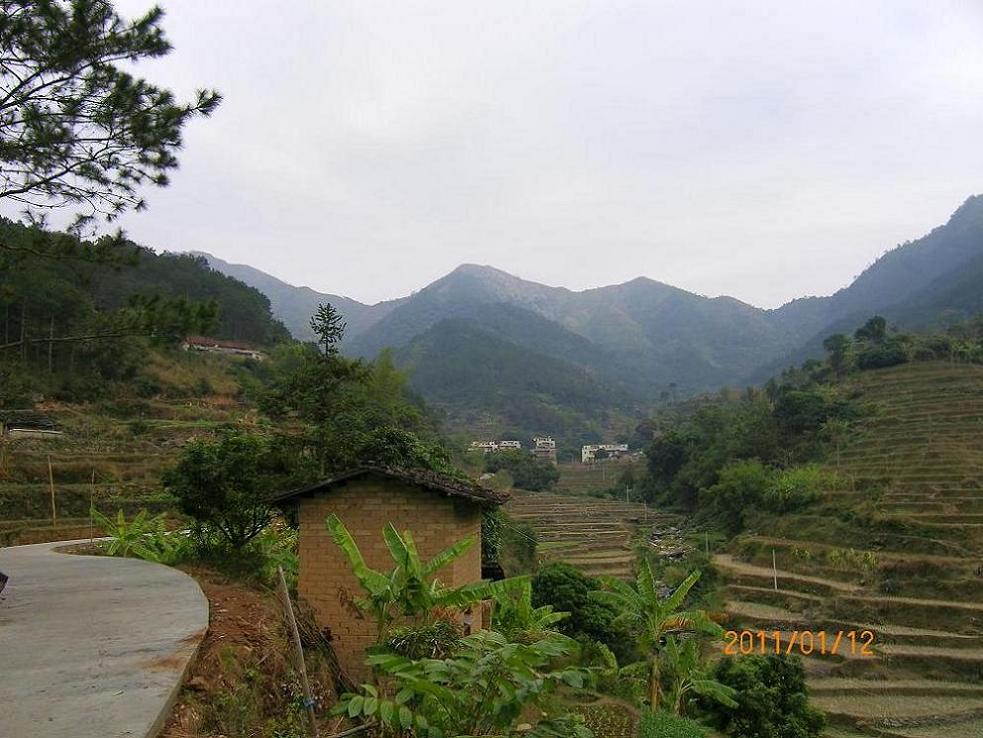 2.在中明堂看峦头与来龙.JPG