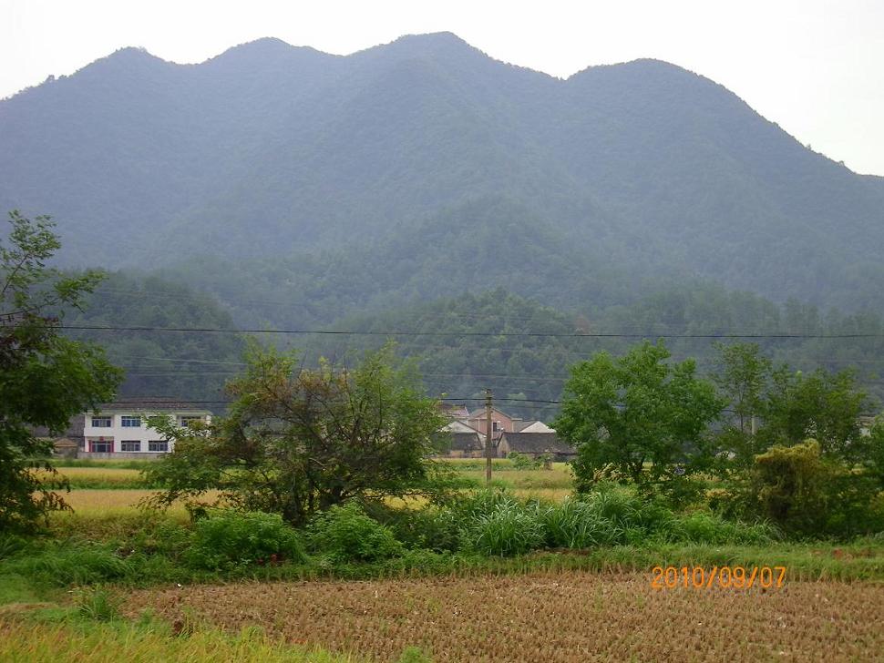 3.拉近些欣赏来龙父母山和峦头.JPG