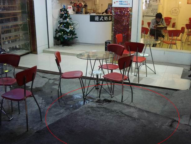 店门口左侧