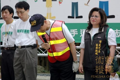 abbr_堃今日为执政成绩不符合人民期待向人民鞠躬道歉。中央社.jpg