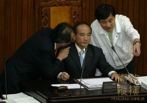 abbr_5;款”的“行政院副院长”蔡英文悄悄来到议场，在旁偷看.jpg