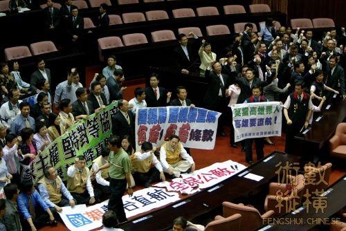 abbr_5;款”的“行政院副院长”蔡英文悄悄来到议场，在旁偷看.jpg
