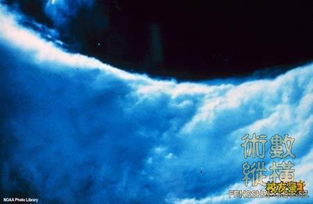bMNnmAGayR这是飓风眼的内壁情景.jpg