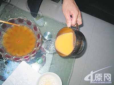 將調好的雞蛋黃液體倒入容器中。