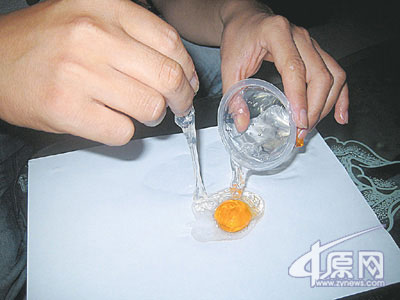 將凝固了的人造雞蛋黃放入人造雞蛋清中，一個人造雞蛋就做好了。