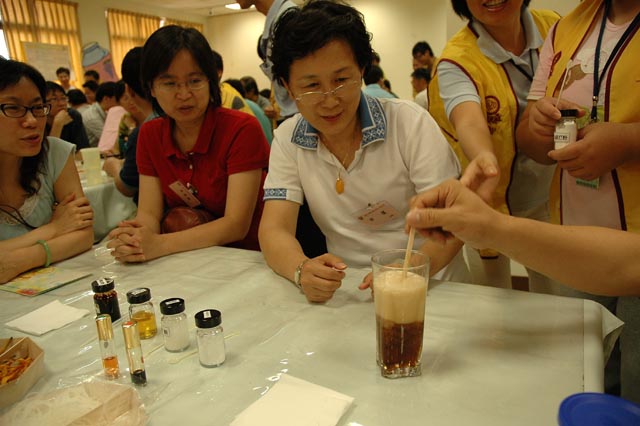 一杯可樂的成本可能不要三塊錢，卻可以賣到20塊