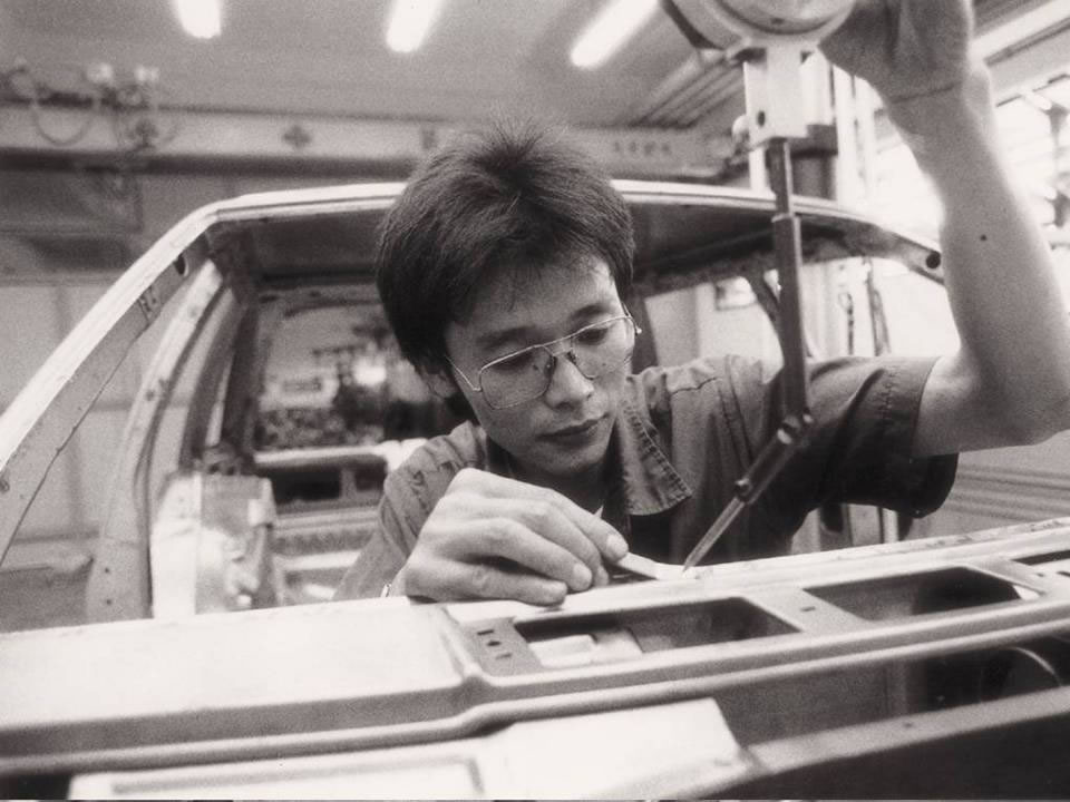 汽車工廠裡，一雙雙熟悉的黑手、熟悉的眼神…