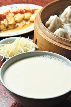 豆漿：原始的豆香味，讓經過大陣仗的刁嘴凱都嘆服，魚翅漱口？真的還不如喝豆漿實在。20元