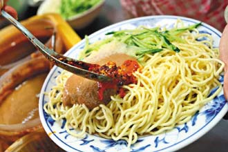 涼麵：麵條的彈性，讓人打心眼裡歡喜，拌了芝麻醬，香氣撲鼻。40元