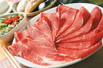 去骨牛小排：來這裡，首選是高檔USDA PRIME牛小排，輕輕涮兩下就好，油花肥美，嫩到出汁。550元