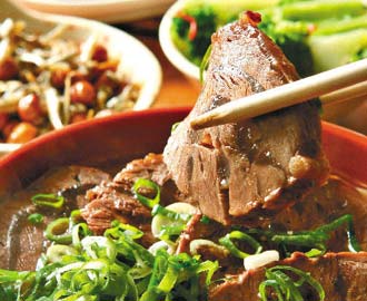 牛肉麵：湯頭夠味，牛腱軟嫩，香氣遠遠飄來，凡人無法擋！130元
