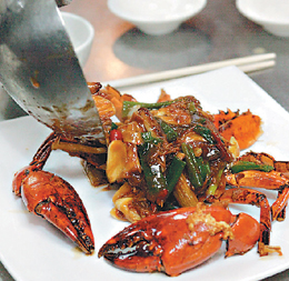 4.將螃蟹排回原形，淋上醬汁，蓋上蟹殼。