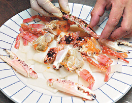 3.鍋中倒入花蟹蒸出的湯汁、高湯及調味料一