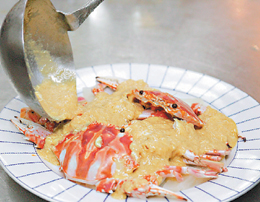 4.料理完的湯汁淋1在蒸好的花蟹上。