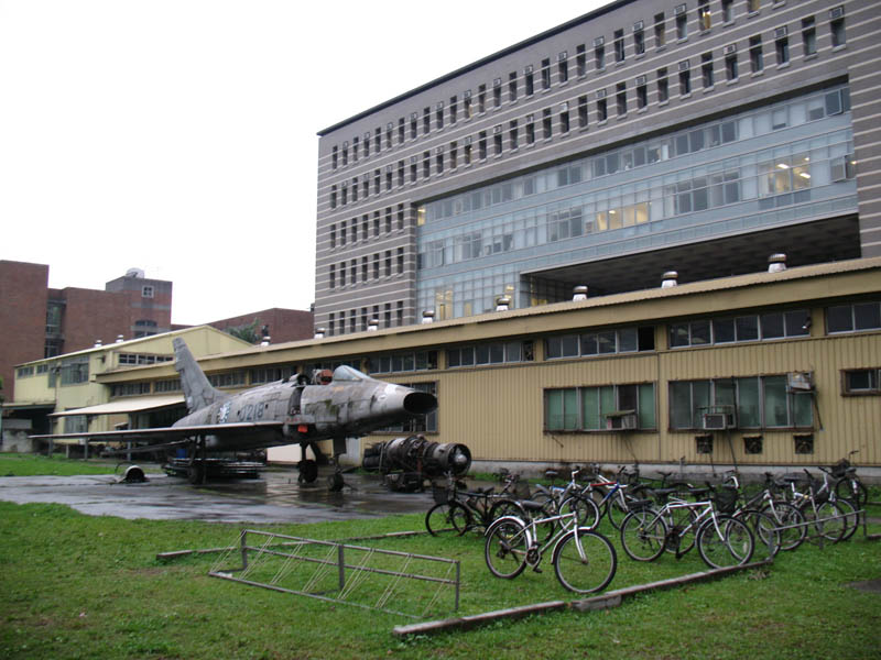 台大某學院外的戰鬥機.jpg