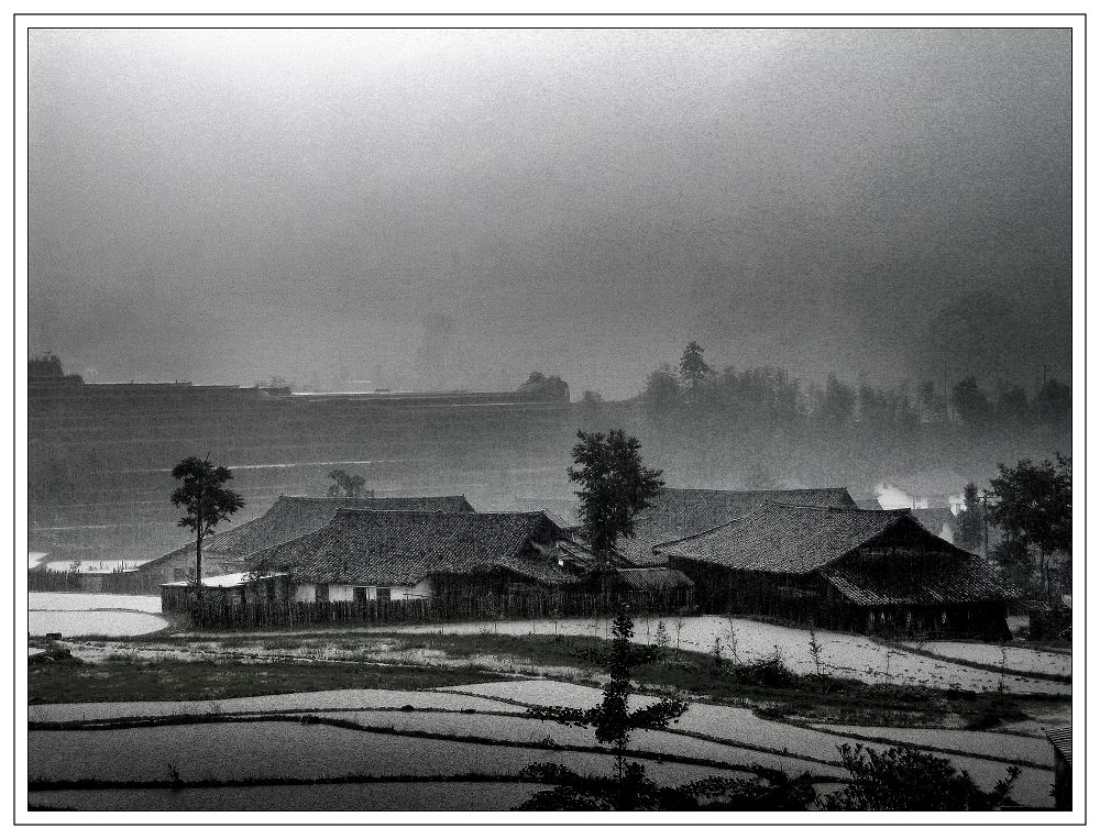 标题:山村来雨