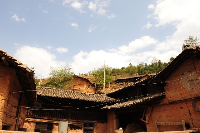 上三岔角村一角：都是夯土房子