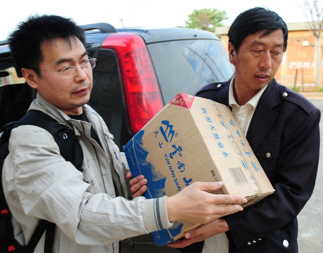 给猴街小学的孩子们捐矿泉水