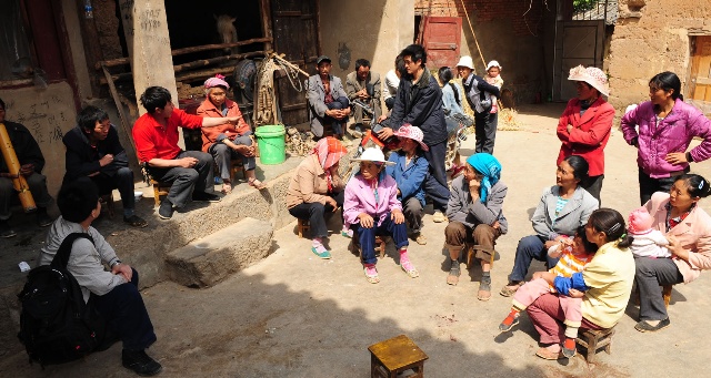 代国银村长和村民们热烈讨论，很多话我听不懂，但能 ...