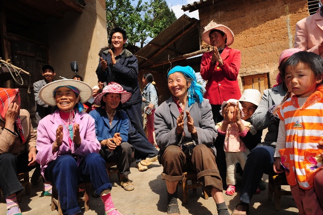 鼓掌通过民主讨论的建水窖方案，第二天就开始正式动手建水窖。