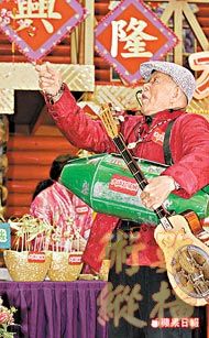 「 飛 機 欖 」 始 創 人 郭 鑑 基 寶 刀 未 老 ， 再 顯 身 手 施 展 「 掟 」 飛 機 欖 的 秘 技 。