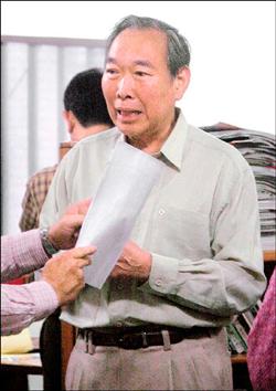 將命理師陳怡魁帶回偵訊。