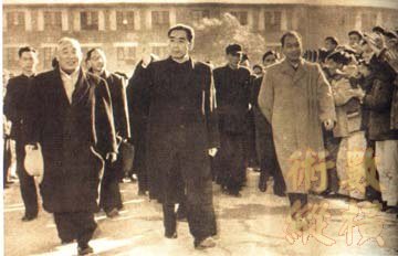 1957年11月6日，周恩來在馬寅初校長的陪同下視察北京大學。