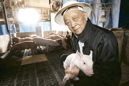 養豬一輩子的梁植，雖然將會交出豬牌，但對農業仍未心死。他捐出200萬元成立基金，支持本地農業研究。