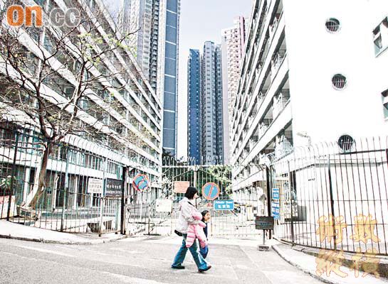現時荷李活道警察宿舍所在地，早前是中央書院，原來前身更是一座城隍廟。