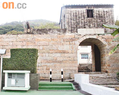一八三二年建成的東涌炮台，已被政府列為法定古?。