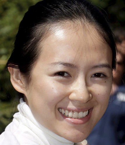 章子怡 左脸眼下鼻中位置