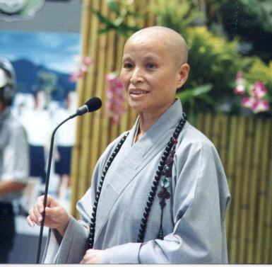  巨鰲入腦奇骨明顯,火耳高提,眼神極清,但藏神光,故為宗教領袖名震世界之極貴格