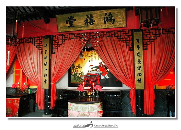 月老祠內的「鴻禧堂」供奉月下老人，在那美麗而浪漫的愛情故事裡，月老手中的紅線，便成了少男少女的希 ...