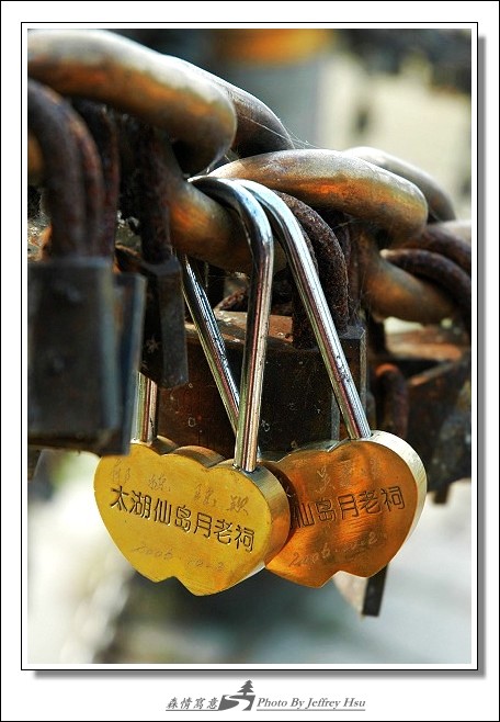 在月老祠內買鎖免費刻字，一付售價15至25元人民幣之間。