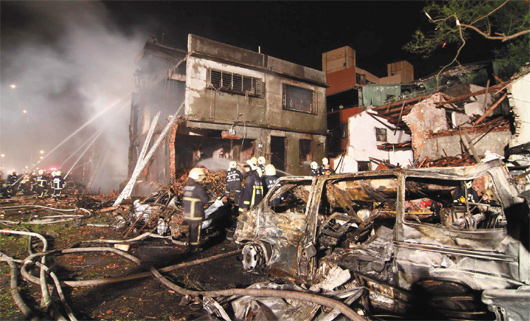 五股新興堂香舖行炮竹爆炸-現場.jpg