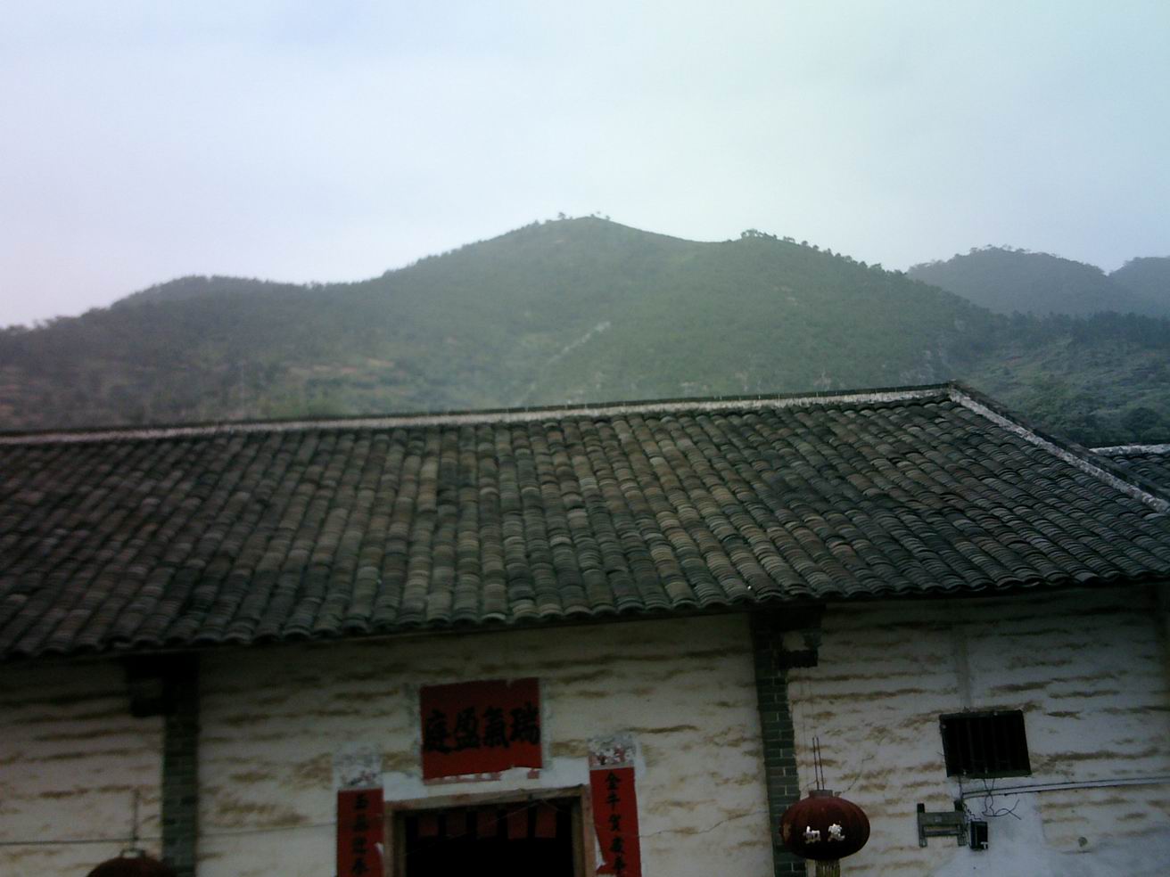 正靠后山.JPG