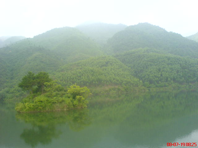 正看穴山，中间一点