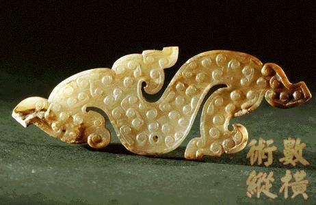 玉龍形佩