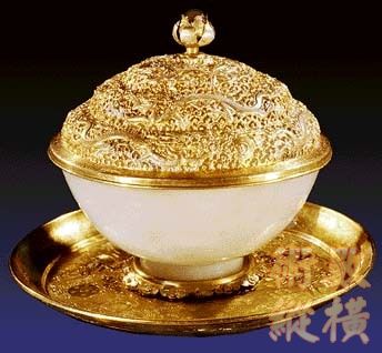 金盤托白玉