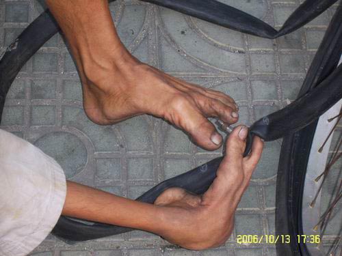 擰上氣嘴準備打氣