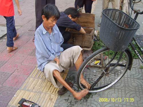 可他很熟練的裝著