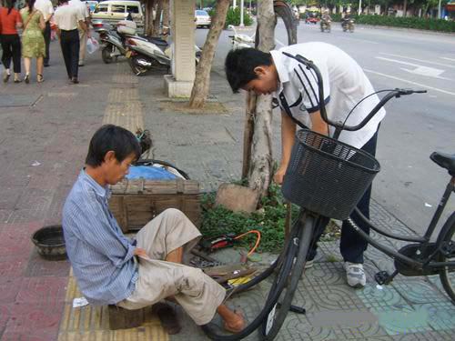 輪胎漏氣要修理了，先取出內胎檢查一下。