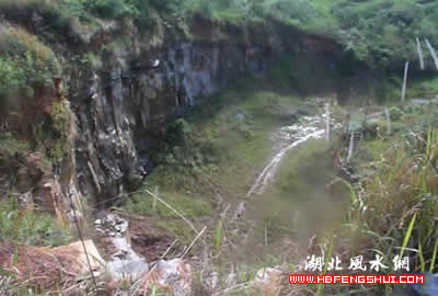 宗祠后山开山炸石留下之山坑.jpg